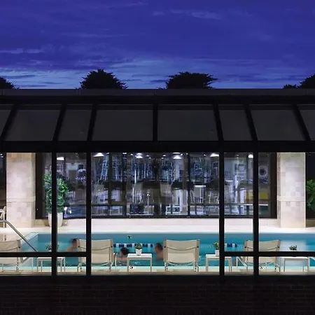 Four Seasons Hotel 2*