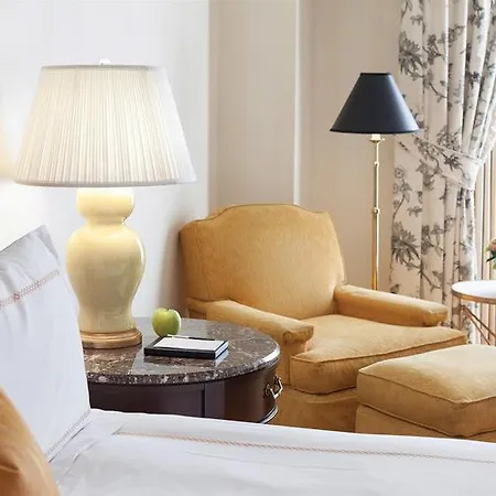 Four Seasons Hotel 2*